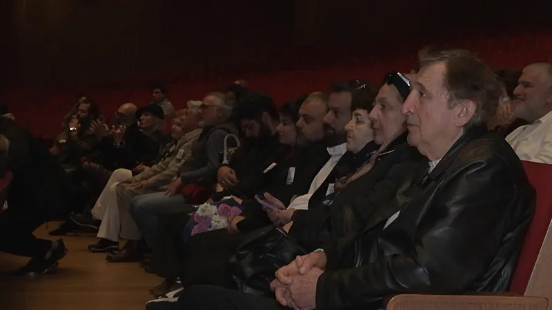 oyuncu-ferdi-atuner-icin-akmde-toren-duzenlendi-1776944552499.jpg Oyuncu Ferdi Atuner’e AKM’de son veda: Sanat camiası gözyaşlarına boğuldu-6