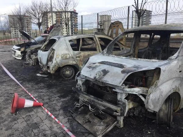 ankarada-yangin-site-bahcesinde-5-arac-hurdaya-dondu-1675084010576.jpeg Ankara'da yangın! Site bahçesindeki 5 araç alev alev yandı-2