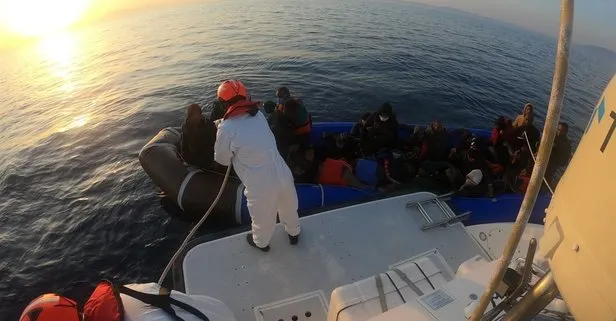 İzmir’de Yunanistan’ın geri ittiği lastik bottaki 100 düzensiz göçmeni Türkiye kurtardı