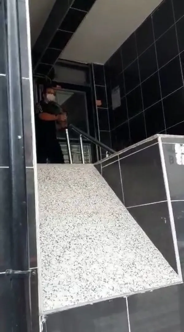 yavru-kargayi-kedilerden-kurtardi-iki-karganin-saldirisina-ugradi-1622805511271.jpg Yavru kargayı kedilerden kurtardı! İki karganın saldırısına uğradı-8