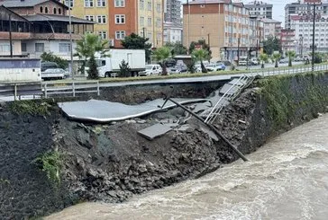 Arhavi’de kuvvetli yağış sonrası yol çöktü