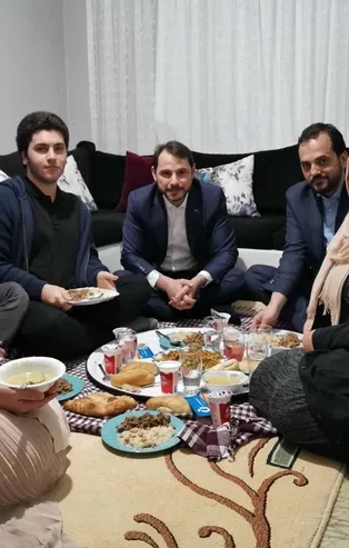 Bakan Albayrak'tan bir aileye iftar sürprizi