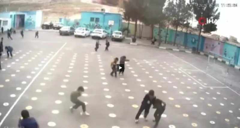 iranda-okul-saldirisinin-anbean-goruntuleri-patlamayla-bir-ogrenci-yere-savruldu-1772820749604.jpeg İran'da okul saldırısının anbean görüntüleri: Patlamayla bir öğrenci yere savruldu-4