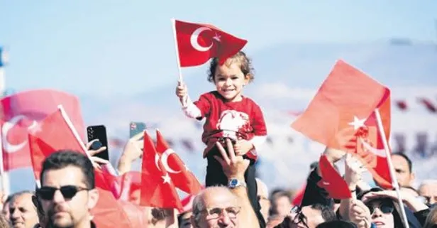 Çok yaşa Cumhuriyet! 101. Yıl kutlamalarında meydanlar tıklım tıklım doldu