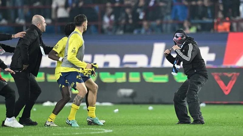trabzonspor-fenerbahce-macinda-sahaya-giren-2-taraftar-tutuklandi-1710940047096.jpeg Trabzonspor Fenerbahçe maçında sahaya giren 5 kişi tutuklandı! Maskeli taraftarın ifadesi ortaya çıktı-1