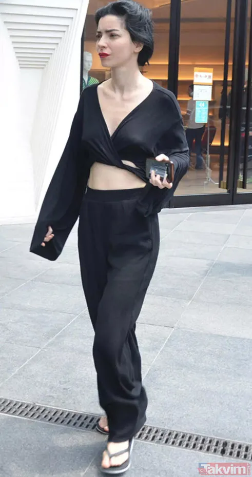 Merve Boluğur transparan bluzünü sütyensiz giyip alıveriş yaptı gören tekrar baktı! İlk şarkısı sonrası suratı sirke satıyor - 5