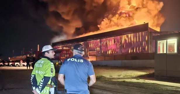 Feci görüntüler! Adana Tarsus yolunda fabrika yangını! Alevler geniş alana yayıldı! Hava desteği de geldi