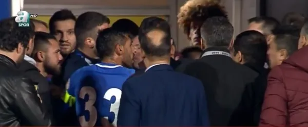 son-dakika-tuzlaspor-galatasaray-macindaki-kavganin-yeni-goruntuleri-ortaya-cikti-iste-yasananlar-1576739496034.jpg