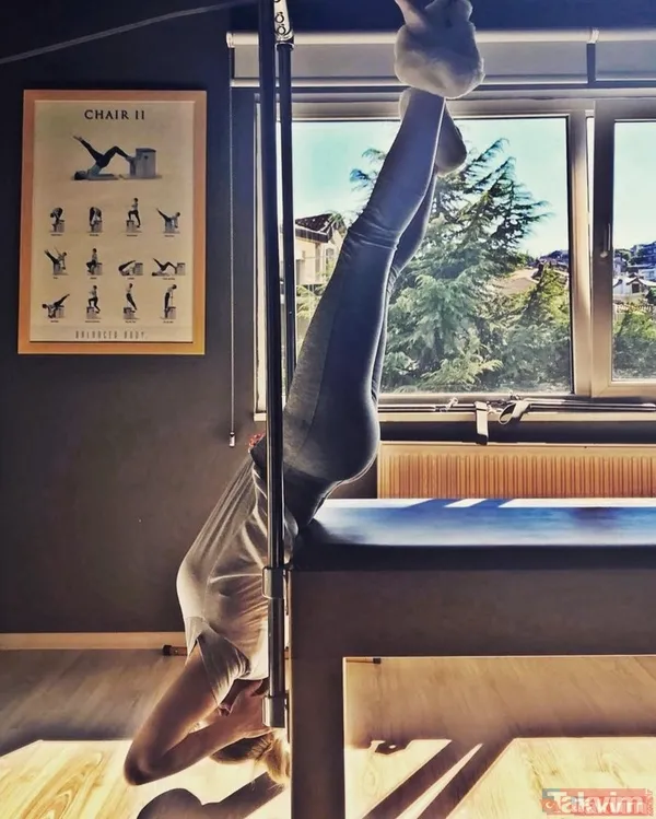 Songül Karlı 'hep bir yerlerin konuşuluyor' diyen oğlunu sallamadı! Bu dekolteyi gören Furkan yine kızacak! Songül Karlı... - 4