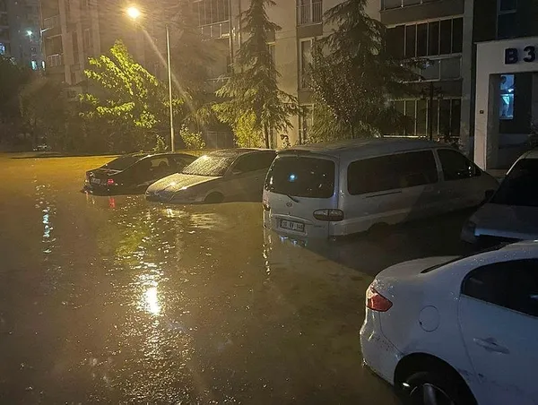 istanbulda-kuvvetli-saganak-basladi-ev-ve-is-yerlerini-su-basti-istanbul-valiliginden-vatandaslara-kritik-uyar-1693943748490.jpeg İstanbul'da sel 2 can aldı! Felaketin boyutu gün ağarınca ortaya çıktı: Hasar tespit çalışmaları başladı | Dakika dakika yaşananlar-12
