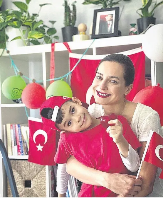 unluler-23-nisan-coskusuna-cocuklariyla-verdikleri-turk-bayrakli-pozlariyla-ortak-oldu-1587679007332.jpeg
