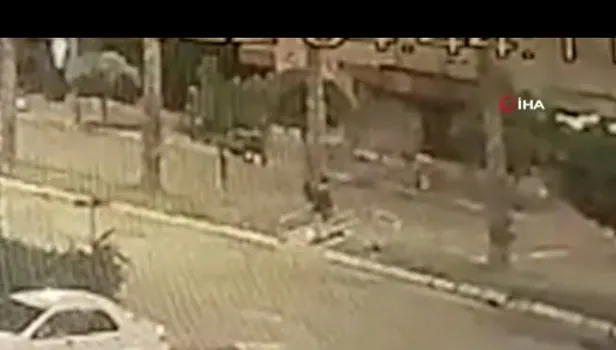 Antalya scooter kazası videosu kan dondurdu! Feci kaza anı görüntüleri anbean kamerada