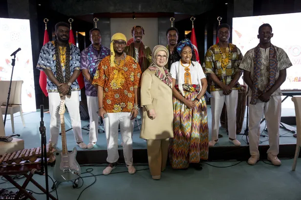 emine-erdogan-dunya-gonulluluk-gunu-kapsaminda-cumhurbaskanligi-kulliyesindeki-afrika-evi-programina-katildi-1670353402148.jpg Emine Erdoğan, Dünya Gönüllülük Günü kapsamında Cumhurbaşkanlığı Külliyesi'ndeki Afrika Evi programına katıldı-10