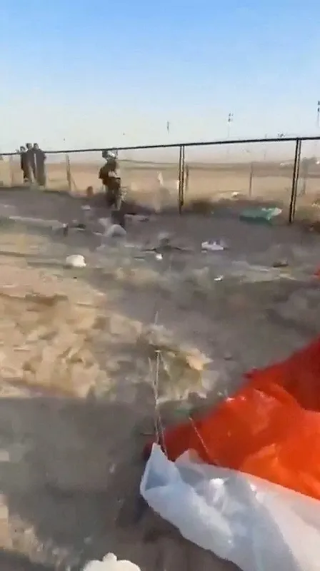 kuveytte-ikonik-fotograf-dusen-amerikan-pilotu-boyle-teslim-alindi-1772520185030.jpeg Kuveyt’te ikonik fotoğraf: Düşen Amerikan pilotu böyle teslim alındı-3