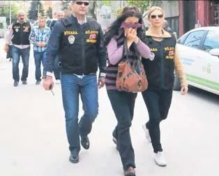 Eteği ele verdi
