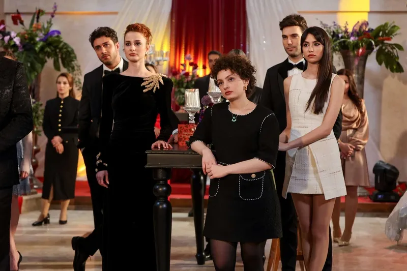 1711450842517.jpg Ve öylece terk edip gidecekler! Yan Oda dizisinde final gibi 2 ayrılık kararı-7