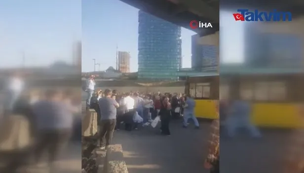 İstanbullunun İETT çilesi bitmiyor! Kadiköy’de vatandaşlar geç gelen otobüsün önünü kesti