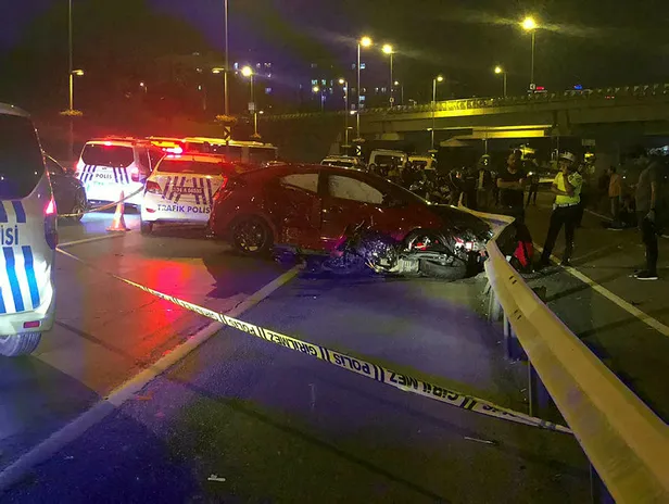 Son dakika haberi: Üsküdar'da korkunç kaza! Otomobil motosiklet grubuna daldı: 1 ölü, 2 ağır yaralı-1