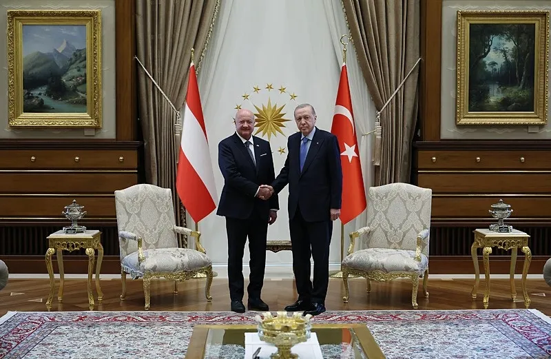 avusturya-sansolyesi-stocker-ankarada-baskan-erdogan-resmi-torenle-karsiladi-1786370381634.jpeg Avusturya Şansölyesi Ankara'da! Başkan Erdoğan'dan AB'ye vize serbestisi mesajı: Herkesin menfaatine-7