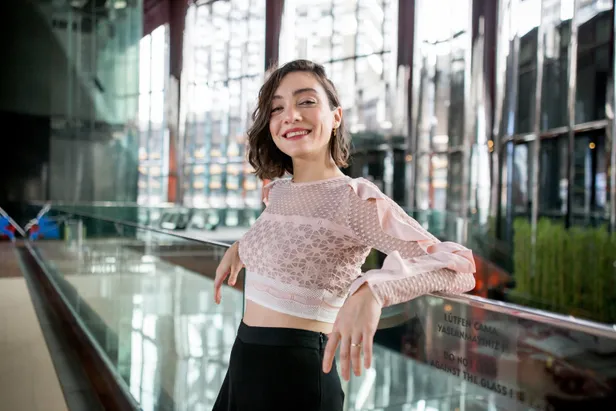 ayriligin-acisi-yuregine-cokecek-masumlar-apartmaninda-yilan-hikayesine-donen-veda-meselesi-1627129410061.jpg Masumlar Apartmanı'nda yılan hikayesine dönen veda meselesi! Ayrılığın acısı yüreğine çökecek!-3