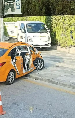 HDP'li vekillerin bulunduğu minibüs taksiyle çarpıştı: 1 ölü 9 yaralı