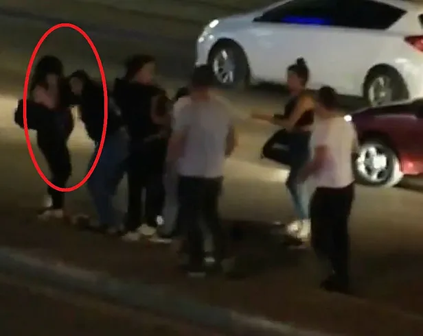 genc-kizlar-cadde-ortasinda-birbirine-girdi-sevgilime-yazdin-kavgasi-1602577442902.jpg Genç kızı yolun ortasında tekme tokat dövdü! 'Sevgilime yazdın' kavgası-2