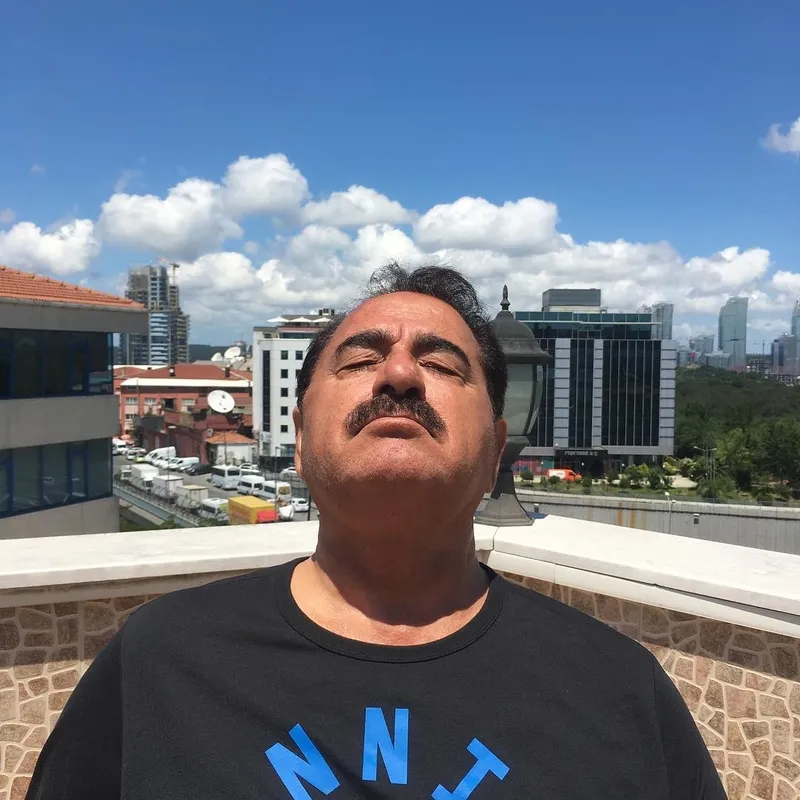 ibrahim-tatlises-kimleri-hedef-aldi-sosyal-medyadaki-yilan-gondermesi-1774526786082.jpg İbrahim Tatlıses'ten zehir zemberek paylaşım! Kimi kastetti? “Her yılan yerde sürünmez!”-4