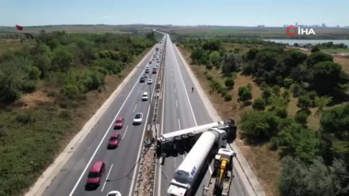 TEM'de gaz yüklü tır devrildi! Yol trafiğe kapatıldı