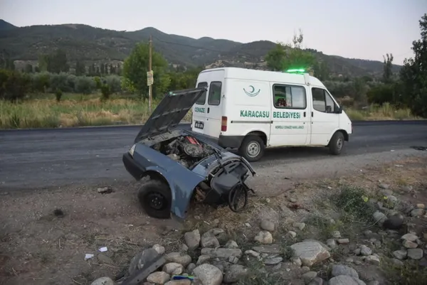 aydinda-katliam-gibi-kaza-hafif-ticari-araca-carpan-kus-serisi-otomobil-ikiye-ayrildi-iki-kisi-hayatini-kaybetti-1627893680424.jpg Aydın'da katliam gibi kaza! Hafif ticari araca çarpan kuş serisi otomobil ikiye ayrıldı iki kişi hayatını kaybetti-3