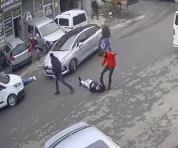 Son dakika: Esenyurt'ta 1'i polis 3 kişinin vurulduğu an kamerada! Yaralıları yerde tekmelediler-2