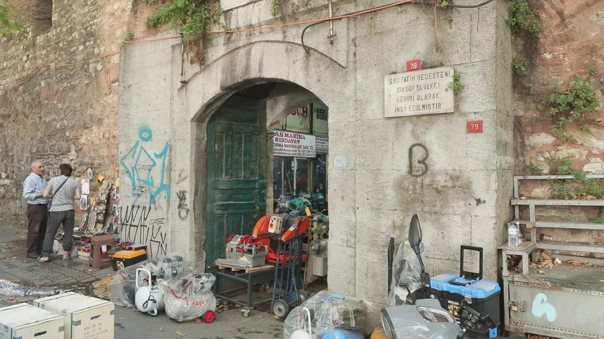 Galata Bedesteni'nin duvarlarına grafiti çizildi; 9 kubbeli yapı bakımsızlık ve vandalizmle yıpranıyor