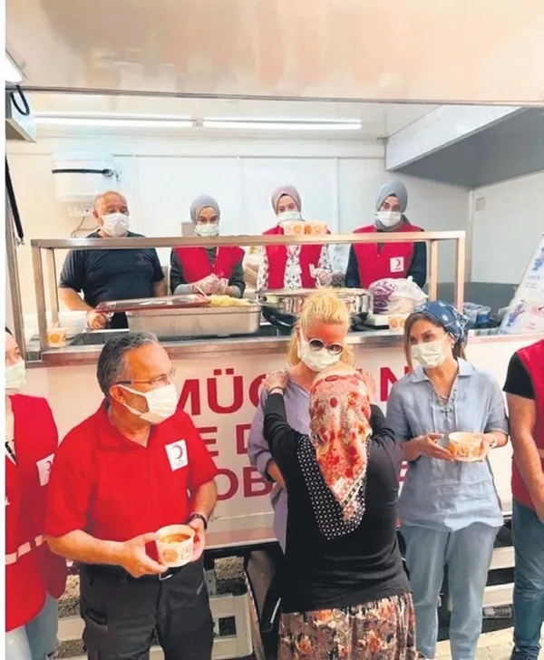 Ünlü oyuncu İbrahim Çelikkol, oturduğu yerden ahkam kesenlerin aksine alevlerin içine daldı-4