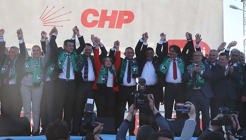 CHP lideri Özgür Özel şimdi de anonsçu oldu! Teşkilatı bile takmadı I Çileden çıktı: Hadi kardeşim sizi mi bekleyeceğiz-4