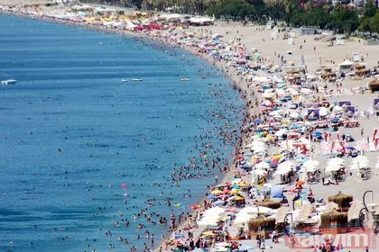 Kurban Bayramı tatilinin son gününde Antalya Konyaaltı Sahili tıklım tıklım doldu