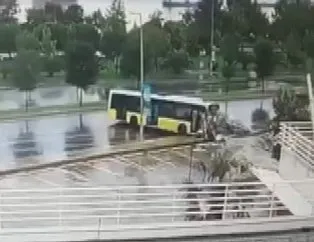 İETT otobüsü duraktaki bisikletlilere çarptı