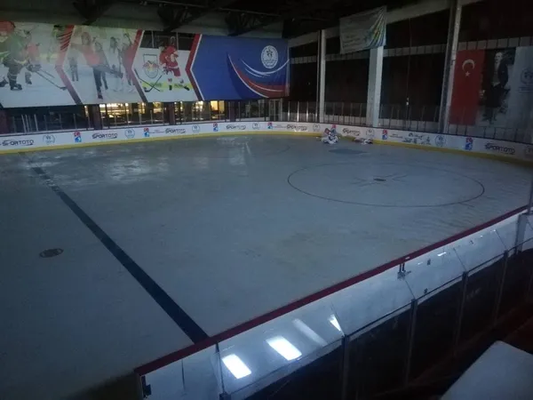 chpli-ankara-buyuksehir-belediyesi-yonetimindeki-turkiyenin-ilk-olimpik-buz-sporlari-tesisi-9-aydir-kapali-1628585743221.jpg CHP'li Ankara Büyükşehir Belediyesi yönetimindeki Türkiye'nin ilk olimpik buz sporları tesisi 9 aydır kapalı-3