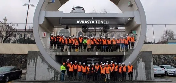 Asya ile Avrupa’yı deniz tabanının altından karayoluyla birbirine bağlayan Avrasya Tüneli, Cumhurbaşkanı Erdoğan’ın katılımıyla açıldı.