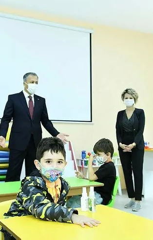 Vali Yerlikaya ilk ders zilini çaldı: Heyecanlarına ortak olmak çok güzeldi