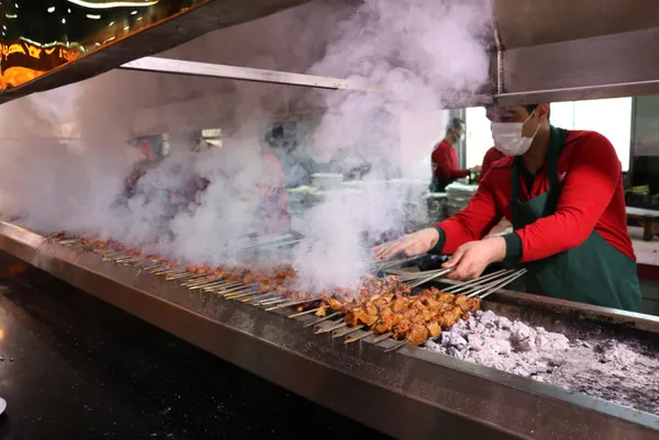 yeni-normalde-ilk-gun-avmlerdeki-yemek-katlari-doldu-tasti-1614687948983.jpg Yeni normalde ilk gün! AVM'lerde yemek katları, Adana'da kebapçılar doldu taştı-7