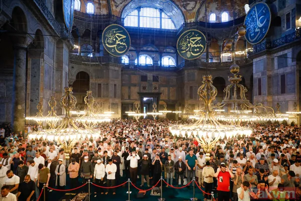Kurban Bayramında Vatandaşlar Namazın Ardından Kurbanlarını Kesmeye Başladı. Siyasi İsimler De Paylaştıkları Mesajlarla Vatandaşların Bayramını Tebrik Etti.