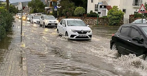 Beklenen sağanak yağış geldi! Bodrum’da göle dönen yollarda trafik durma noktasına geldi, evleri su bastı