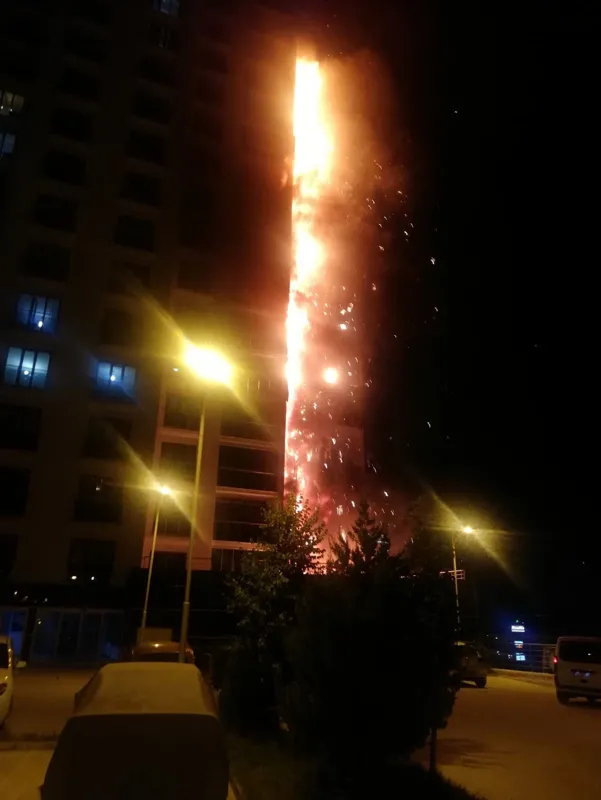 Son dakika: Ankara'da 16 katlı binada korkutan yangın-2