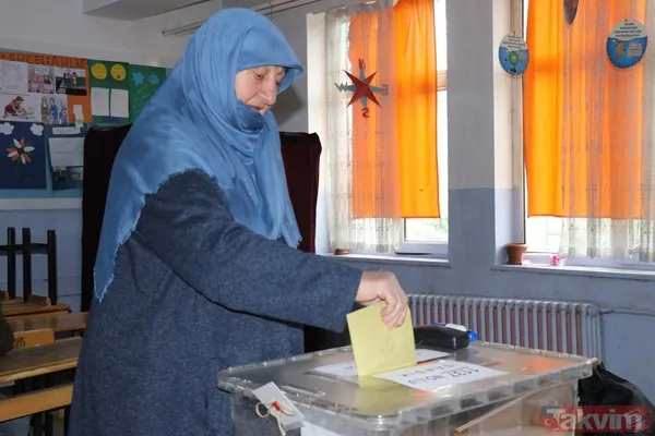 Türkiye'nin dört bir yanında seçim heyecanı! Vatandaşlar sandığa koştu - 18