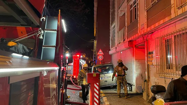 Beyoğlu’nda 7 katlı apartmanda korkutan yangın: Mahsur kalan 3'ü çocuk 7 kişi kurtarıldı-2