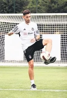 pereyra-ile-yeniden-1694211872949.jpeg Beşiktaş Arjantinli yıldız ile yeniden masada! Roberto Pereyra'yla görüşmeler olumlu ilerliyor-2