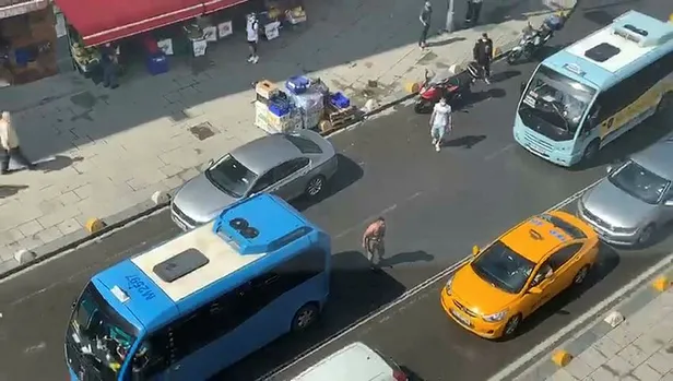 istanbulda-korku-dolu-anlar-elinde-satirla-yol-ortasinda-1593071206016.jpg İstanbul'da korku dolu anlar! Elinde satırla yol ortasında...-1