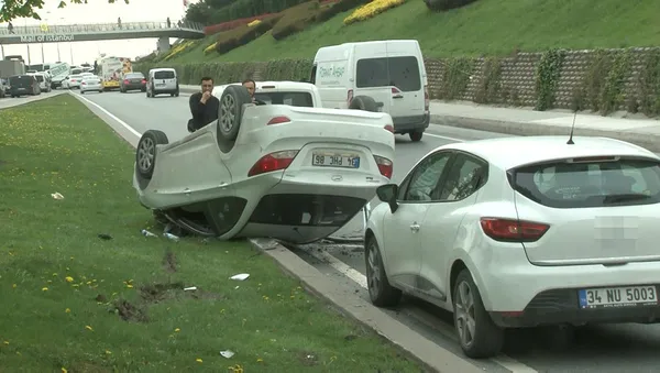Başakşehir'de virajı dönemeyen otomobil takla attı: 2 yaralı-2