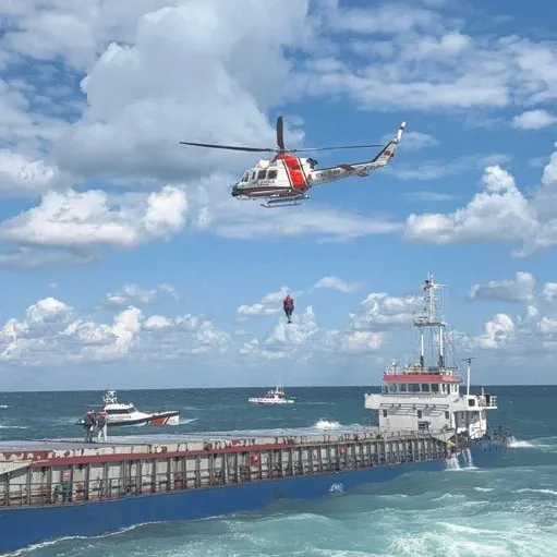 Dalgaların arasından aldılar