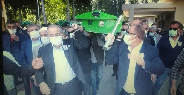 Adana’da cenaze törenine katılan Fatih Terim’in elinde tabut direği kaldı