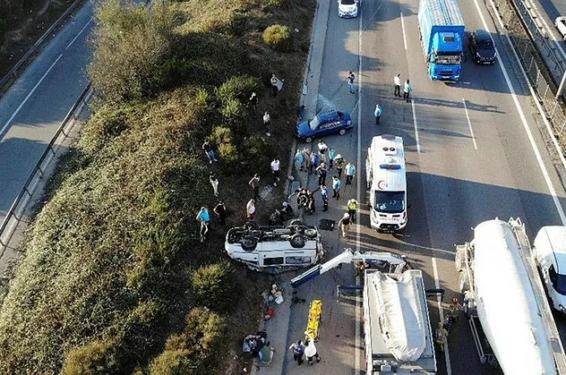 Tuzla'da lastiği patlayan araç takla attı: 2 yaralı
